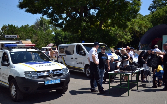 В честь своего Дня Нацполиция разрешила детям подержать оружие Фото № 11 В честь своего Дня Нацполиция разрешила детям подержать оружие Фото № 11