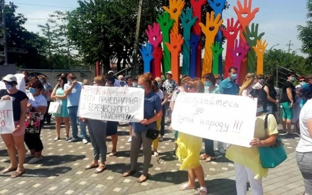 Жители Доброслава заблокировали дорогу Фото № 6 Жители Доброслава заблокировали дорогу Фото № 6