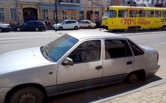 В центре города средь бела дня гостя из Киева оставили без колес Фото № 2 В центре города средь бела дня гостя из Киева оставили без колес Фото № 2