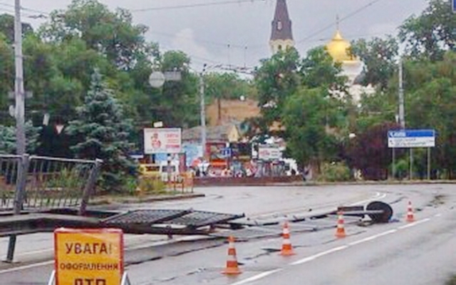 Возле железнодорожного вокзала неизвестный водитель снёс отбойник и скрылся с места ДТП Фото № 0 Возле железнодорожного вокзала неизвестный водитель снёс отбойник и скрылся с места ДТП Фото № 0