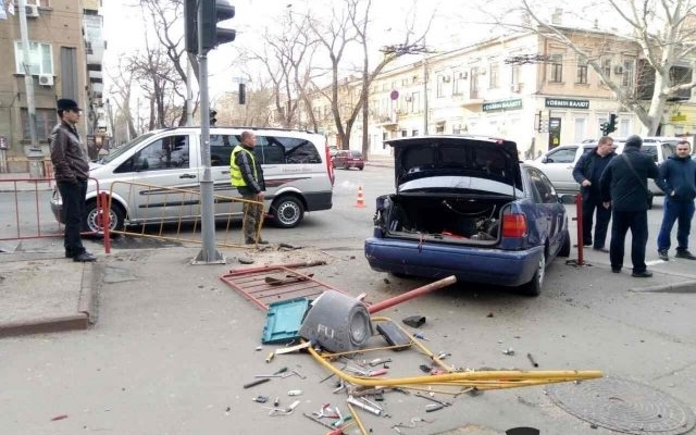 В центре города автомобиль вылетел на тротуар, есть пострадавшие Фото № 2 В центре города автомобиль вылетел на тротуар, есть пострадавшие Фото № 2