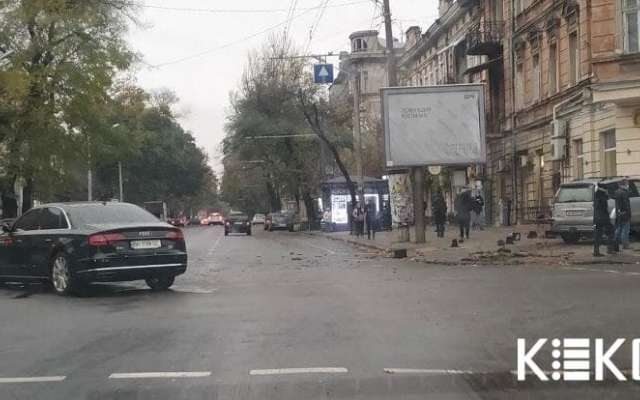 В Одессе автомобиль протаранил машину, столб, светофор и магазин Фото № 0 В Одессе автомобиль протаранил машину, столб, светофор и магазин Фото № 0
