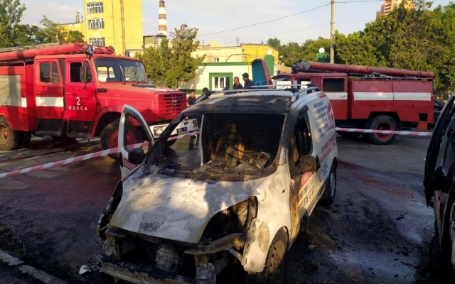Спасатели в Одессе тушили два автомобиля Фото № 2 Спасатели в Одессе тушили два автомобиля Фото № 2