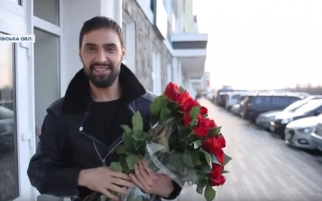 Цветы от звезды: Виталий Козловский стал флористом накануне 8 Марта Фото № 0 Цветы от звезды: Виталий Козловский стал флористом накануне 8 Марта Фото № 0