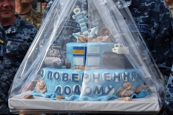 Задержанные в Керченском проливе моряки прибыли в Одессу Фото № 1 Задержанные в Керченском проливе моряки прибыли в Одессу Фото № 1