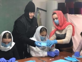 Златошвеи Одесской духовной семинарии шьют защитные маски и готовят антисептики Фото № 0 Златошвеи Одесской духовной семинарии шьют защитные маски и готовят антисептики Фото № 0