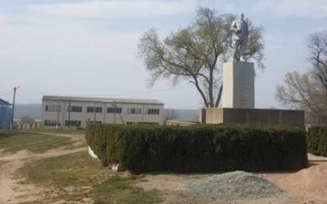 Пока страна на карантине: в Одесской области отреставрировали Ленина Фото № 0 Пока страна на карантине: в Одесской области отреставрировали Ленина Фото № 0