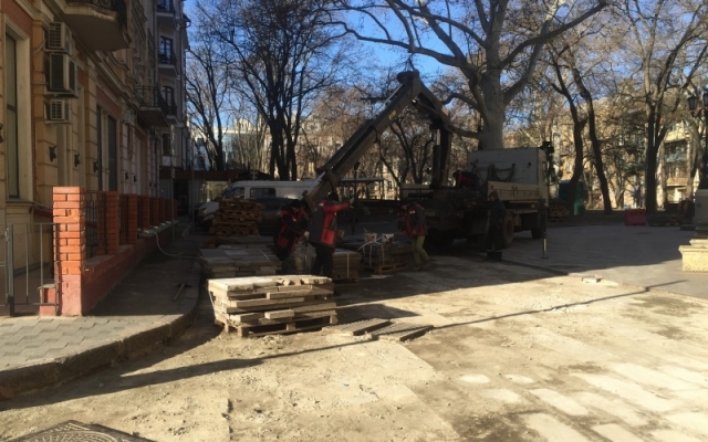 Возле Оперного театра положат новую плитку Фото № 2 Возле Оперного театра положат новую плитку Фото № 2