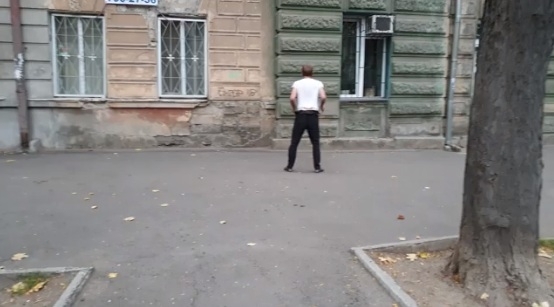 На улицах Одессы прохожих позабавил неадекват (ВИДЕО) Фото № 0 На улицах Одессы прохожих позабавил неадекват (ВИДЕО) Фото № 0