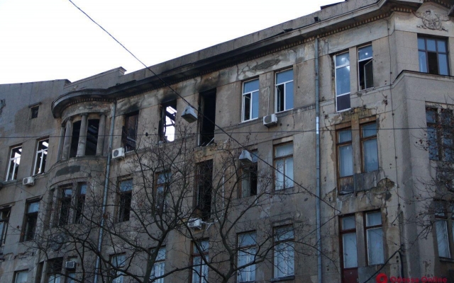 Пожарные тушат очаги тления в сгоревшем здании Фото № 0 Пожарные тушат очаги тления в сгоревшем здании Фото № 0