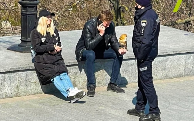 В Одессе правоохранители не смогли отобрать у дельцов краснокнижных птиц Фото № 0 В Одессе правоохранители не смогли отобрать у дельцов краснокнижных птиц Фото № 0