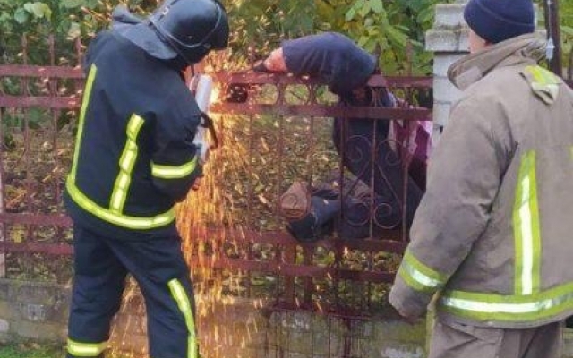 Хотел перелезть через забор и напоролся на пики – в Одесской области спасали человека Фото № 0 Хотел перелезть через забор и напоролся на пики – в Одесской области спасали человека Фото № 0