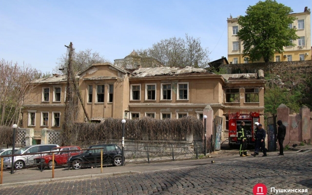 В Одессе горит заброшенное здание Фото № 2 В Одессе горит заброшенное здание Фото № 2