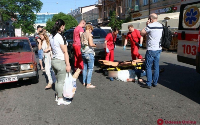 В центре Одессы девушка сбила двух человек (ФОТО) Фото № 2 В центре Одессы девушка сбила двух человек (ФОТО) Фото № 2
