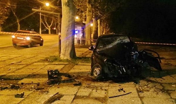 Жуткая авария: потерпевшего освобождали спецоборудованием Фото № 1 Жуткая авария: потерпевшего освобождали спецоборудованием Фото № 1