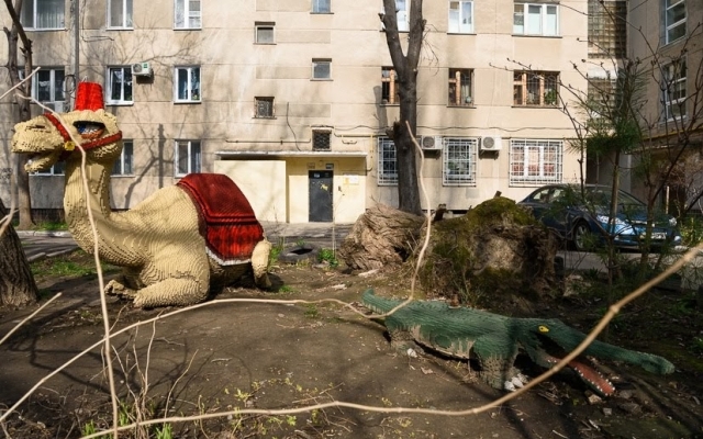 Одесский дворик украшает большой верблюд из лего Фото № 1 Одесский дворик украшает большой верблюд из лего Фото № 1