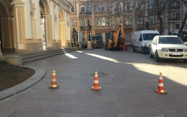 Возле Оперного театра положат новую плитку Фото № 6 Возле Оперного театра положат новую плитку Фото № 6
