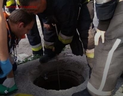 В Одессе ребенок провалился в люк Фото № 0 В Одессе ребенок провалился в люк Фото № 0
