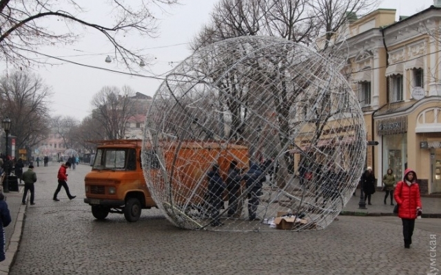 Кому мешают новогодние шары на Дерибасовской? Фото № 2 Кому мешают новогодние шары на Дерибасовской? Фото № 2
