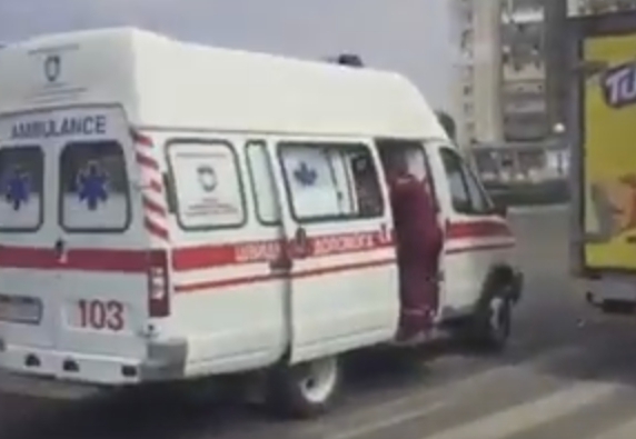 Жители Черноморска чуть не устроили самосуд: автомобиль сбил девочку на пешеходном переходе Фото № 0 Жители Черноморска чуть не устроили самосуд: автомобиль сбил девочку на пешеходном переходе Фото № 0
