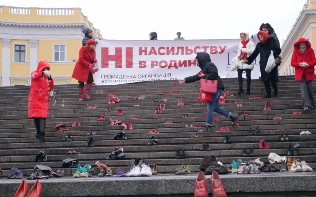 Красная обувь против рукоприкладства – в Одессе прошла акция противодействия домашнему насилию Фото № 0 Красная обувь против рукоприкладства – в Одессе прошла акция противодействия домашнему насилию Фото № 0