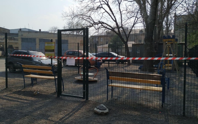В Одессе начали закрывать детские и спортивные площадки Фото № 6 В Одессе начали закрывать детские и спортивные площадки Фото № 6