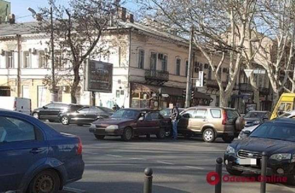 На Ришельевской из-за аварии затруднено движение автомобилей Фото № 0 На Ришельевской из-за аварии затруднено движение автомобилей Фото № 0