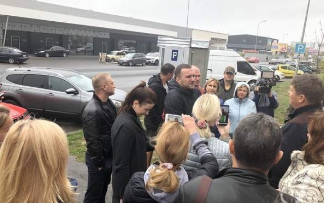 Жители домов на Сахарова протестуют против платной парковки Фото № 0 Жители домов на Сахарова протестуют против платной парковки Фото № 0