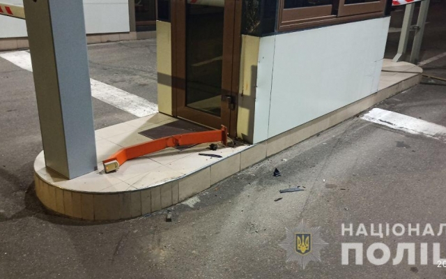 Полицейский на автомобиле снес шлагбаум и людей Фото № 1 Полицейский на автомобиле снес шлагбаум и людей Фото № 1