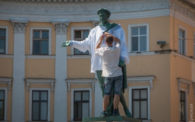 На Дюка примерили национальный наряд Фото № 0 На Дюка примерили национальный наряд Фото № 0
