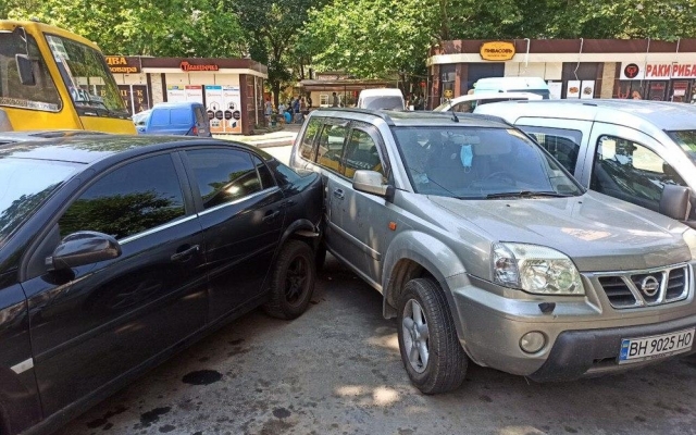 В Одессе водитель автобуса потерял сознание за рулем Фото № 3 В Одессе водитель автобуса потерял сознание за рулем Фото № 3