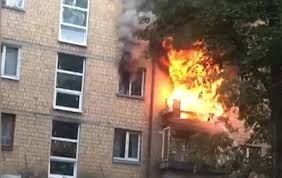 Полицейские спасли из огня двух женщин и ребенка Фото № 0 Полицейские спасли из огня двух женщин и ребенка Фото № 0