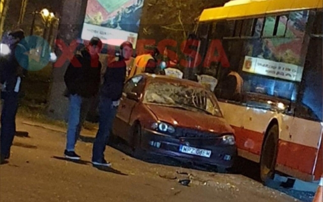 В Одессе автомобиль протаранил троллейбус Фото № 0 В Одессе автомобиль протаранил троллейбус Фото № 0