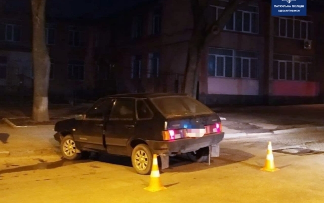 В Одессе водитель подшофе удирал от полиции и врезался в дерево Фото № 0 В Одессе водитель подшофе удирал от полиции и врезался в дерево Фото № 0
