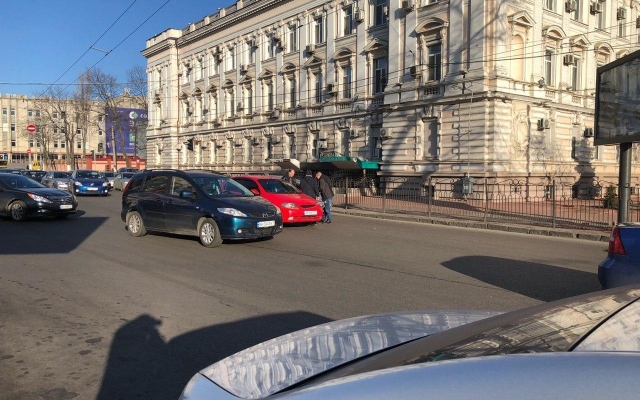 Вниманию автомобилистов: ДТП стало причиной затора Фото № 1 Вниманию автомобилистов: ДТП стало причиной затора Фото № 1