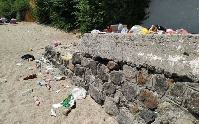 За выходные одесские пляжи превратились в свалку Фото № 2 За выходные одесские пляжи превратились в свалку Фото № 2