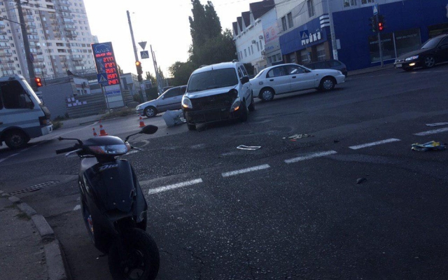 Мопедист угодил под колеса автомобиля Фото № 0 Мопедист угодил под колеса автомобиля Фото № 0