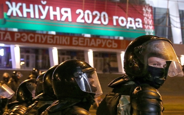 Протест не без курьеза – в Беларуси ОМОНовцы спутали свой транспорт с чужим Фото № 0 Протест не без курьеза – в Беларуси ОМОНовцы спутали свой транспорт с чужим Фото № 0