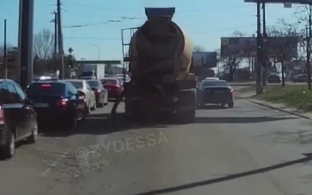 В Одессе бетономешалка полила дорогу бетоном Фото № 0 В Одессе бетономешалка полила дорогу бетоном Фото № 0