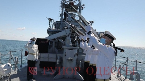 В Одессе в честь погибших моряков возложили на море венок Фото № 1 В Одессе в честь погибших моряков возложили на море венок Фото № 1