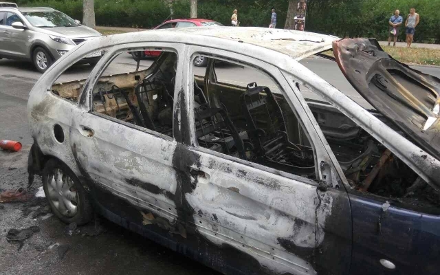 На Генерала Петрова неожиданно вспыхнул и практически сгорел автомобиль Фото № 2 На Генерала Петрова неожиданно вспыхнул и практически сгорел автомобиль Фото № 2