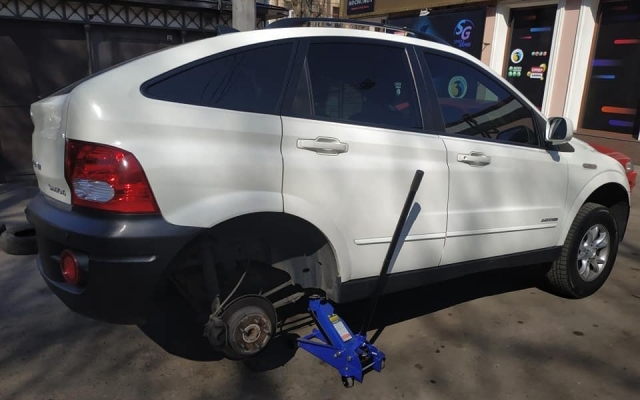 Автовладельцам Приморского района ночью пробили шины Фото № 0 Автовладельцам Приморского района ночью пробили шины Фото № 0