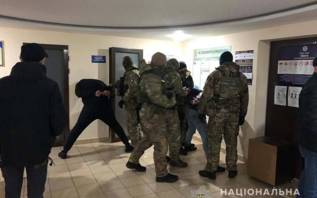 На Черемушках вооруженные бандиты напали на инкассаторскую машину Фото № 3 На Черемушках вооруженные бандиты напали на инкассаторскую машину Фото № 3