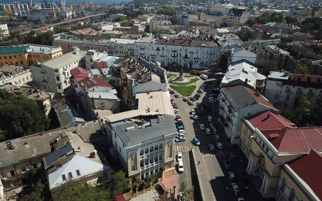 Одесса: на крыше дома в центре города началась незаконная стройка (ФОТО, ВИДЕО) Фото № 1 Одесса: на крыше дома в центре города началась незаконная стройка (ФОТО, ВИДЕО) Фото № 1