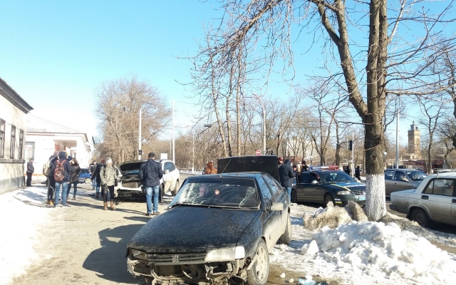 Серьёзная авария: снесён светофор и пострадали два человека Фото № 1 Серьёзная авария: снесён светофор и пострадали два человека Фото № 1