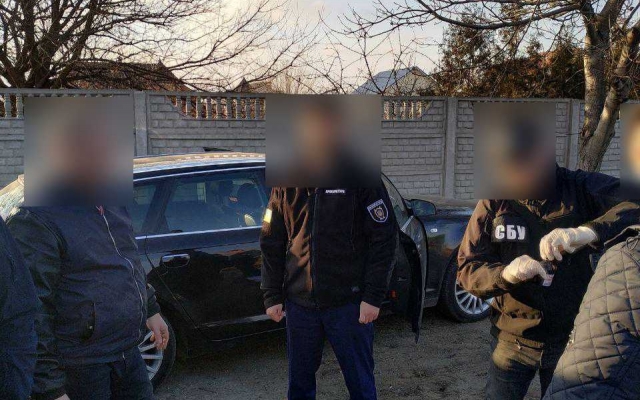 Прокуроры Одесской областной прокуратуры совместно в ГБР задержали таможенника Фото № 4 Прокуроры Одесской областной прокуратуры совместно в ГБР задержали таможенника Фото № 4