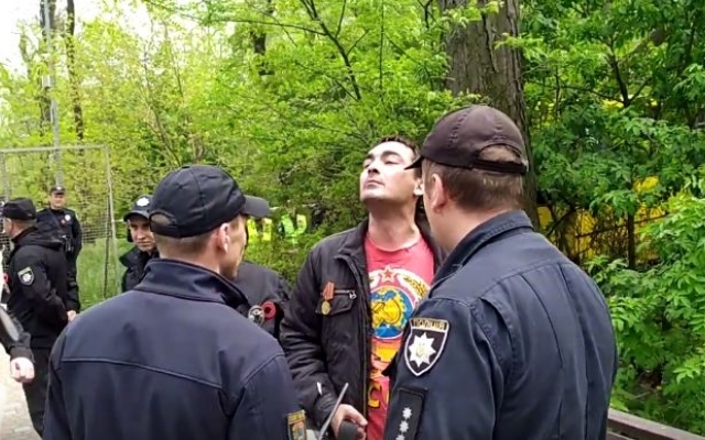 С пивом и в футболке “СССР”: в одесском парке задержали пьяного дебошира Фото № 0 С пивом и в футболке “СССР”: в одесском парке задержали пьяного дебошира Фото № 0