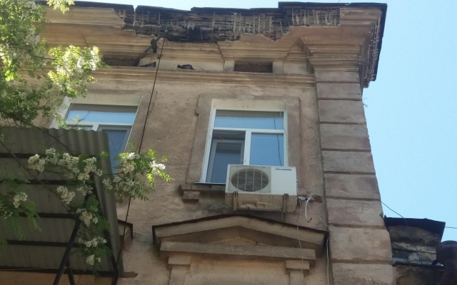 В Одессе обвалился фасад здания (ФОТО, ВИДЕО) Фото № 2 В Одессе обвалился фасад здания (ФОТО, ВИДЕО) Фото № 2
