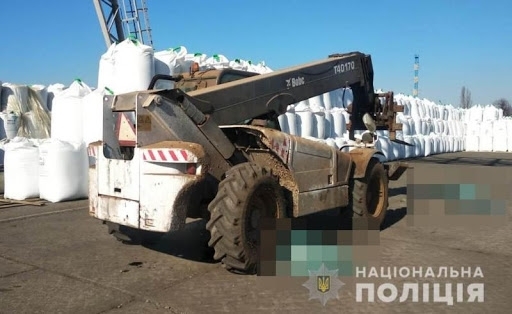 В порту погрузчик задавил двоих людей Фото № 0 В порту погрузчик задавил двоих людей Фото № 0