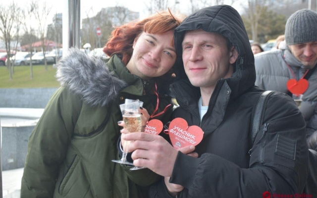 В Одессе провели романтический флешмоб Фото № 1 В Одессе провели романтический флешмоб Фото № 1